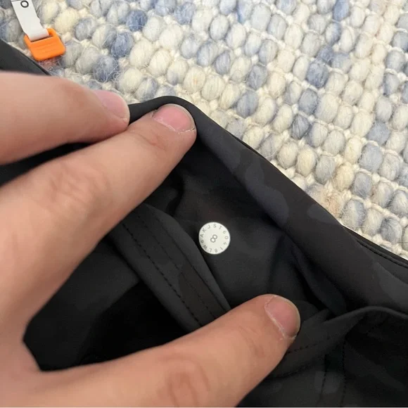 Lululemon Blue Black Camouflage Leggings size 8 side pockets fast and free crop - Picture 5 of 6